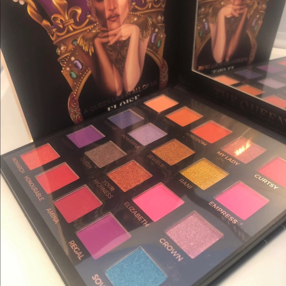 Eloise the Queen eyeshadow palette